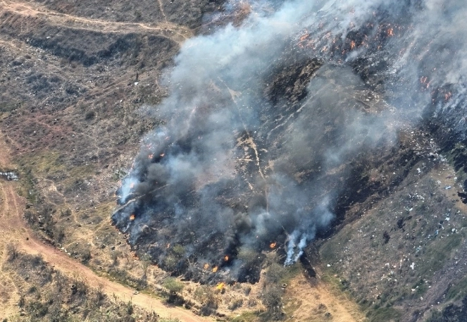 A casi un mes que inició un incendio en el tiradero de Tepic, Nayarit, el fuego aún no puede ser controlado. Foto La Jornada/Archivo