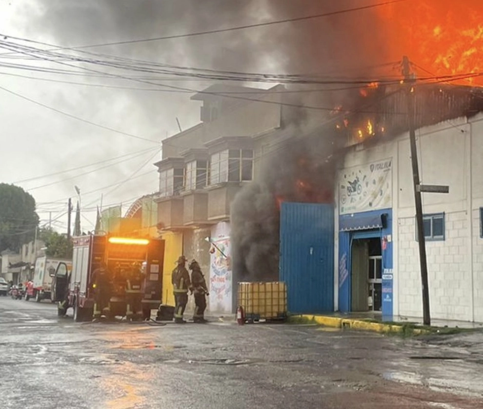 Tras controlar el siniestro y la extinción de la llamas por completo se reportó que fue encontrada una persona sin vida, en revisión mas exhaustiva un segundo cuerpo fue hallado. Foto tomada de @Bomberos_CDMX / archivo