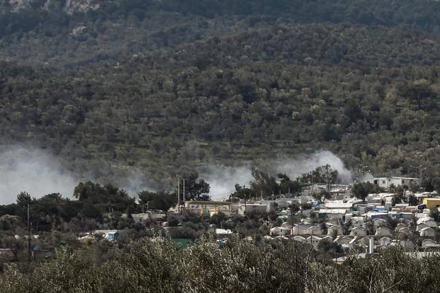 El campo de refugiados de Moira, el más sobrepoblado de la isla griega de Lesbos, fue desalojado ayer. Foto Afp 