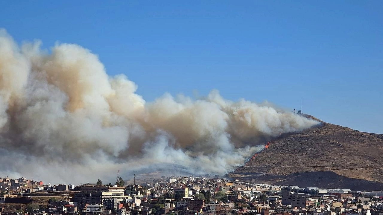 Decenas de policías municipales, y bomberos de ambas ciudades, con el apoyo de militares de la Guardia Nacional, se desplegaron para combatir incendios cercanos a colonias populares CTM y “Carlos Hinojosa”, en las faldas de los cerros Del Padre y de la Virgen.