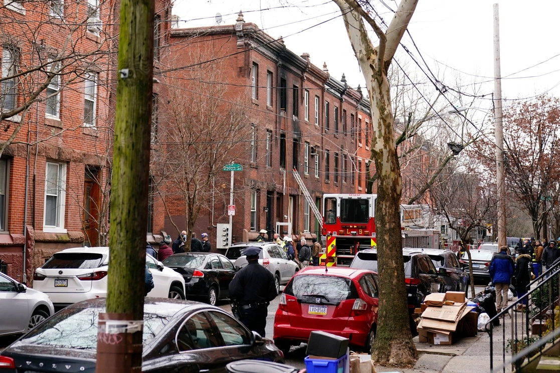 Al menos 13 personas perecieron este miércoles en el incendio de una vivienda en Filadelfia. Foto Ap