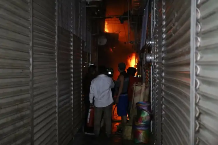 Algunos locatarios apoyaron en lugares donde no eran tan intensas las llamas. Foto Jorge A. Pérez Alfonso