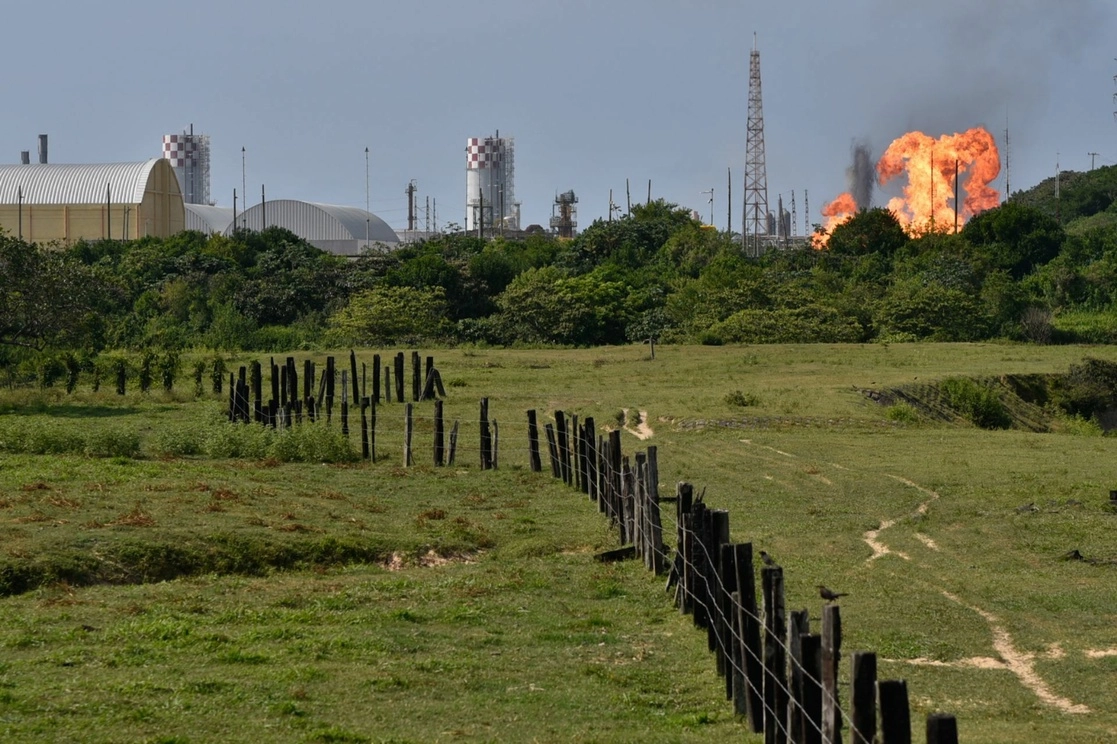 Esta semana se registró un incendio derivado de una fuga en una línea de gas de Pemex en la zona industrial de Coatzacoalcos. Foto Cuartoscuro