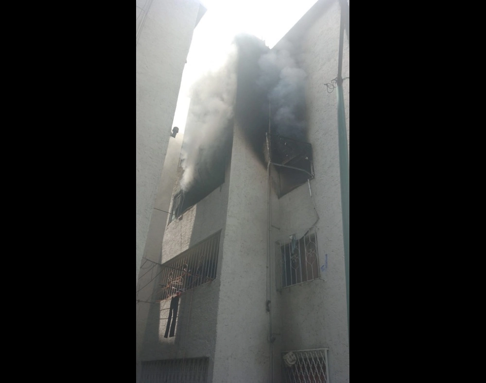 El incendio en un edificio de departamentos, ubicado entre las avenidas José López Portillo y Benito Juárez, en la alcaldía Iztapalapa, dejó un saldo de dos personas lesionadas, el 6 de septiembre de 2022. Foto tomada del Twitter de @SGIRPC_CDMX 