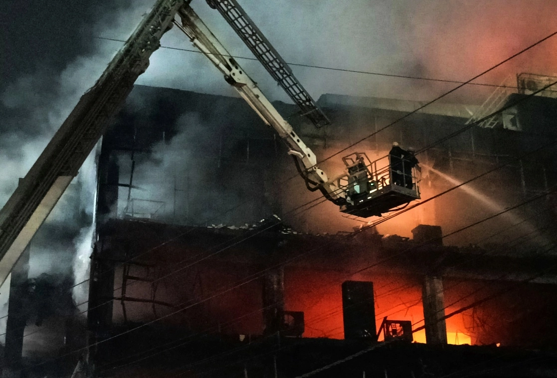 Incendio en un edificio de cuatro pisos en Nueva Delhi, India, el  13 de mayo de 2022. Foto Ap