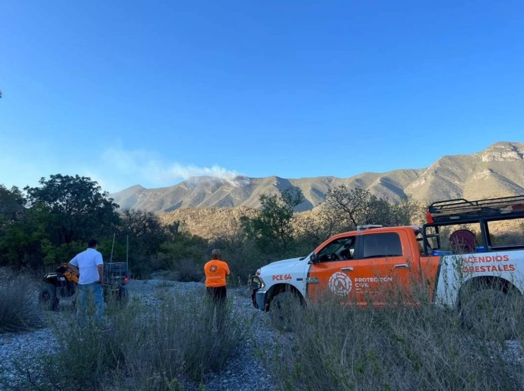 Un incendio forestal en la zona conocida como Cañón de Minas Viejas, en el municipio de Hidalgo, hasta ahora ha consumido cinco hectáreas de matorral bajo. Foto tomada de Twitter @PC_NuevoLeon