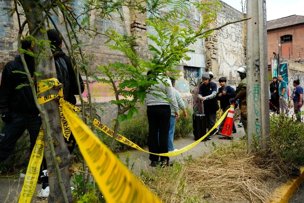 Fuerzas de Seguridad chilenas escoltan a los estudiantes del Colegio Nacional Internado Barros Arana luego del incendio ocurrido en el plantel en la capital Santiago, el 23 de octubre de 2024. Foto Ap