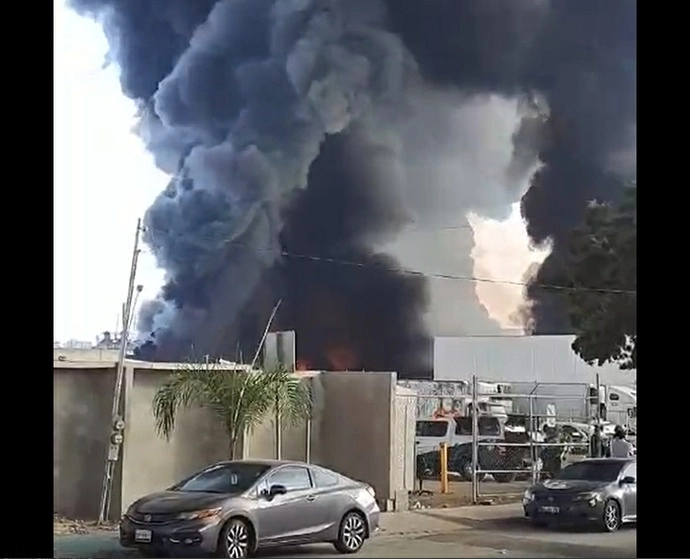 Un incendio en la fábrica de colchones Calinor SA de CV, aledaña a la central de abasto del fraccionamiento Yamile, obligó al desalojo de al menos medio centenar de personas y movilizó a siete estaciones de bomberos. Foto Karen Castañeda / 'La Jornada Baja California'