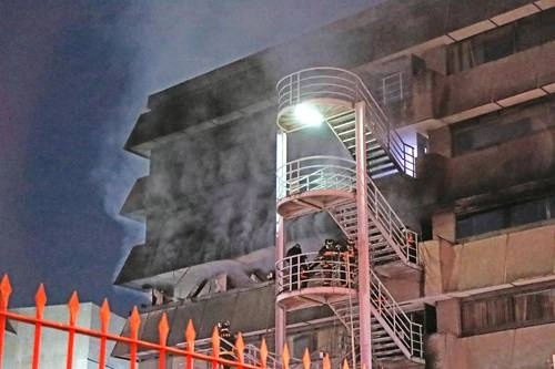 Bomberos sofocaron un incendio la madrugada de ayer en el tercer piso de la Secretaría de Obras y Servicios, ubicadas en avenida Universidad de la colonia Santa Cruz Atoyac, alcaldía Benito Juárez. No se reportaron lesionados. Foto La Jornada / archivo
