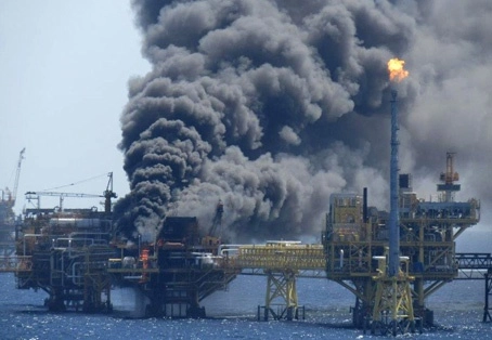 El fuego se produjo en el complejo Ku-Maloob-Zaap, ubicado en el Golfo de México frente a Campeche, informó la petrolera. La plataforma estaba en operación al momento del siniestro, el cual fue controlado a las 16:39 horas. Los lesionados fueron trasladados a hospitales de Ciudad del Carmen. Foto Ap