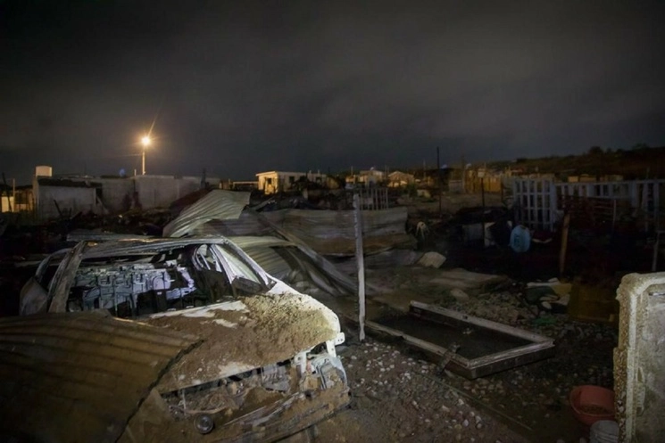 Viviendas y vehículos fueron consumidos por el incendio ocurrido en el predio ocupado Rinconcito, en Tijuana, BC, el 22 de septiembre de 2023. Foto Karen Castañeda / 'La Jornada BC'
