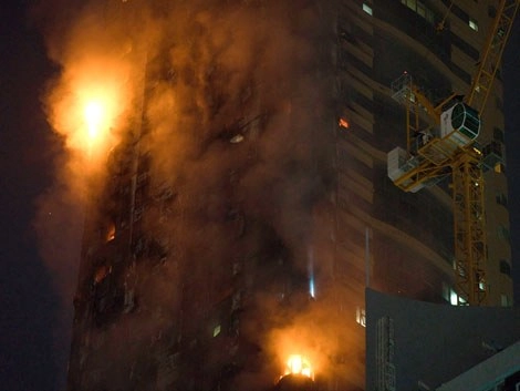 Las llamas ascendieron con rapidez por los costados de la Torre Abbco, de 48 pisos, en Sharjah. El fuego comenzó alrededor de las 9 de la noche y las autoridades informaron de siete personas con lesiones menores. En años recientes, la federación ha sufrido una serie de siniestros en sus rascacielos y, según expertos, se deben a materiales utilizados en revestimientos. Foto Ap