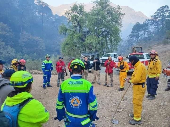 “Se mantiene un control de 40 por ciento del incendio forestal con una afectación de 65 hectáreas en zona boscosa de pino en Las Adjuntas”, señaló PC de Nuevo León. Foto cortesía Protección Civil estatal