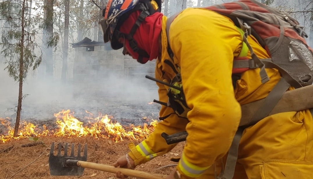 Bomberos, Sedena, GN y Conafor combaten el incendio forestal más grave que se ha registrado en NL en lo que va de 2022. Foto Tomada del Twitter @PC_NuevoLeon