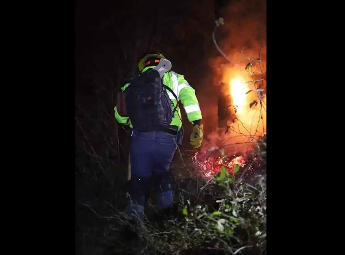 Brigadistas de NL realizan trabajos nocturnos para contener el incendio en la sierra de Santiago. Foto Tomada del Twitter @PC_NuevoLeon