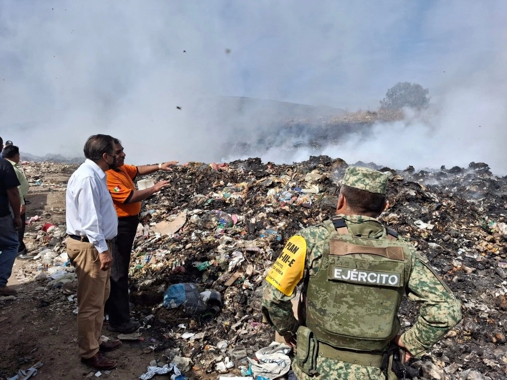 Más 15 horas lleva un incendio en el tiradero a cielo abierto ubicado a tres kilómetros de las pirámides de Teotihuacán. Foto La Jornada