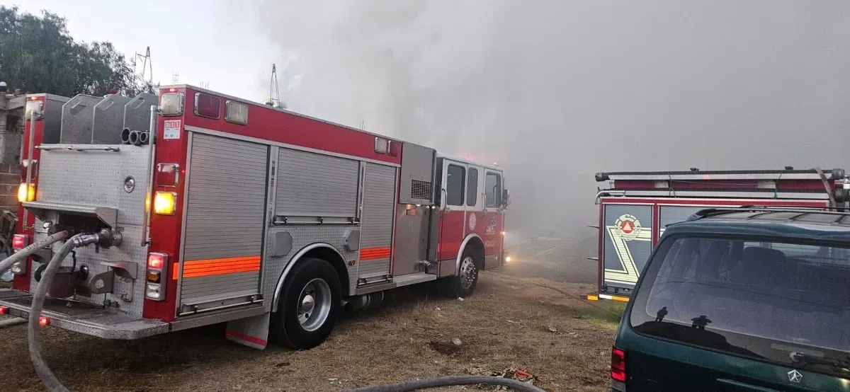 Tardaron más de tres horas en controlar el fuego por la gran cantidad de basura que había en el lugar.