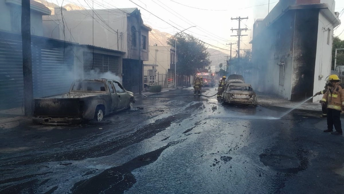 Un incendio registrado en un taller en Santa Catarina, Nuevo León, se propagó a otros inmuebles y vehículos que estaban estacionados. Foto 