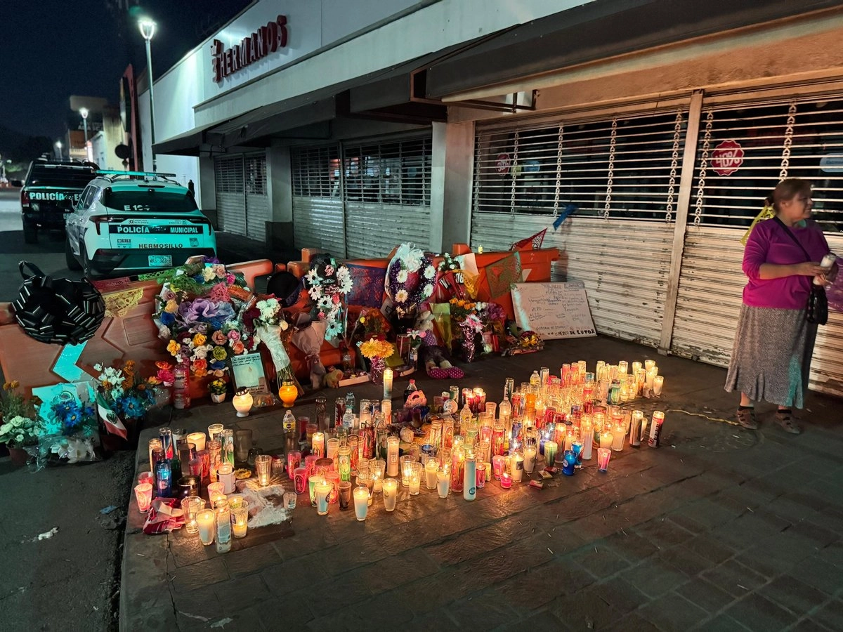 A cuatro días del incendio que cobró la vida de 23 personas en la tienda Waldo’s del Centro, hermosillenses continúan llegando a la llamada “zona cero” con velas, flores, imágenes religiosas y mensajes de solidaridad.