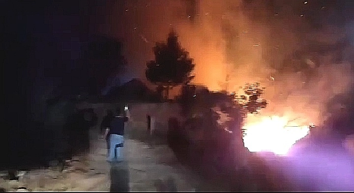 A 37 horas de que inició un incendio forestal en el Cerro del Águila, en la Sierra Hidalguense, el fuego ha sido controlado en un 60%, informaron autoridades municipales de Tlahuiltepa. Foto ‘La Jornada’