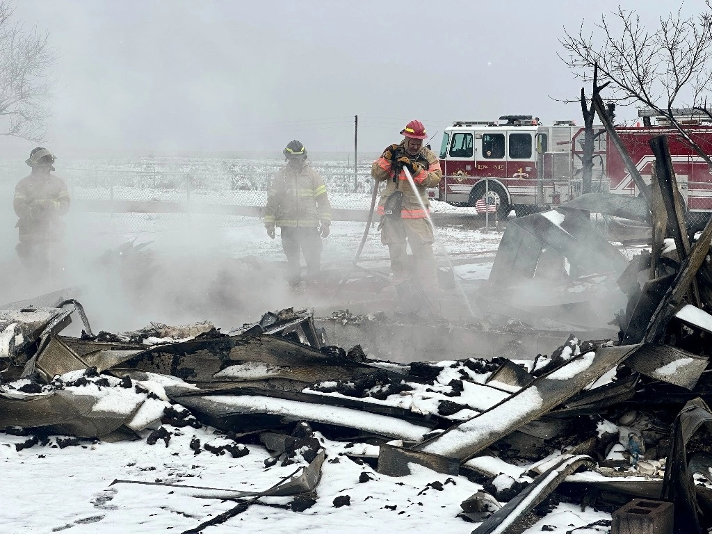 Bomberos apagan un punto de incendio en Stinnett, Texas, el 29 de febrero de 2024. Foto Ap 