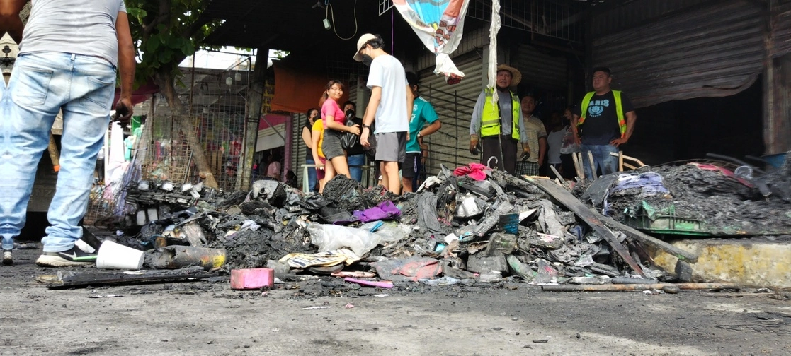 Protección civil estatal reportó de forma preliminar daños en 14 locales de ropa, accesorios de telefonía celular y mochilas, entre otros, el 26 de septiembre de 2022. Foto Héctor Briseño