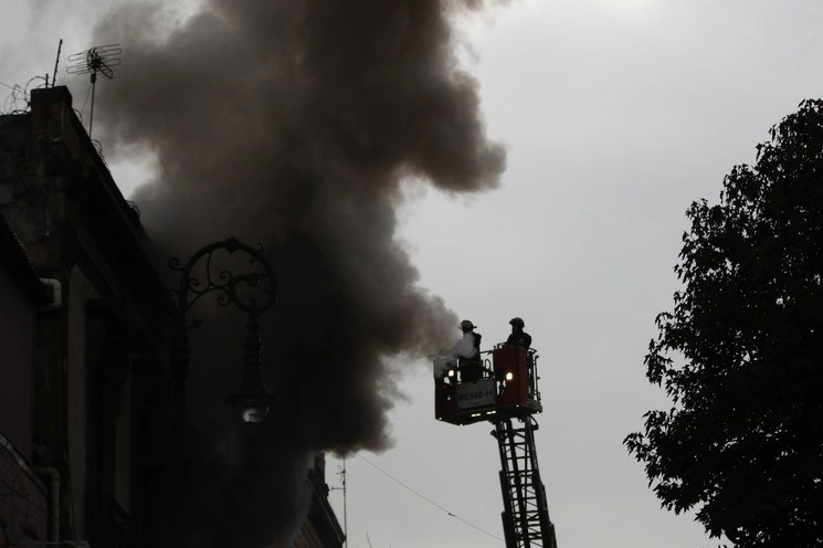 El incendio ocurrió por mal manejo de pirotecnia; fue controlado por los bomberos. Foto Alfredo Domínguez/ archivo