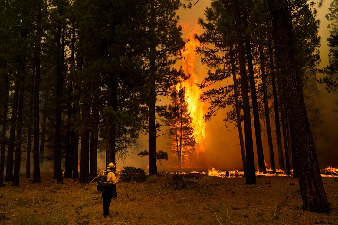 Bomberos continúan luchando contra el incendio de Caldor cerca de South Lake Tahoe, California, el martes 31 de agosto de 2021. Foto Ap