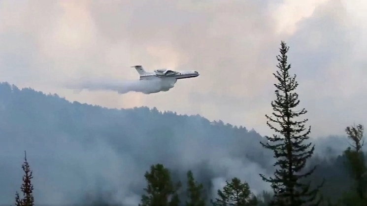 Avión anfibio del Ministerio de Emergencia ruso que libera agua para extinguir incendio en el Parque Nacional Trans-Baikal en Buriatia, sur de Siberia, Rusia. Foto Ap