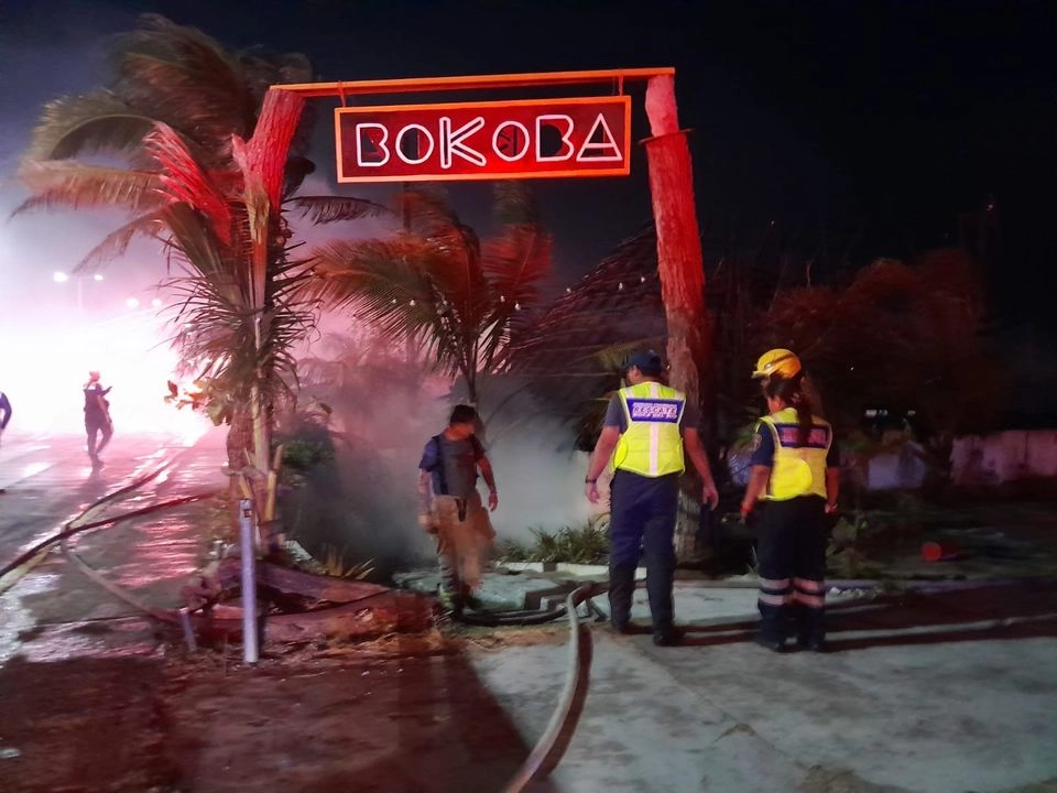 Uno de los incendios registrados la tarde de este martes en Boca del Río, Veracruz, arrasó con un restaurante ubicado en la zona turística. Foto 