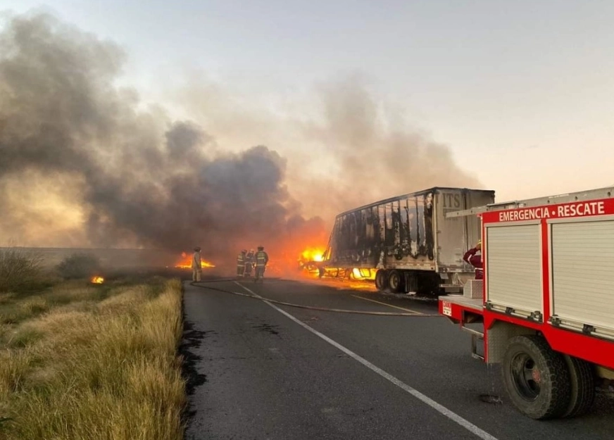 Incendio de un tráiler en carretera de Tamaulipas. Foto 'La Jornada' /Archivo