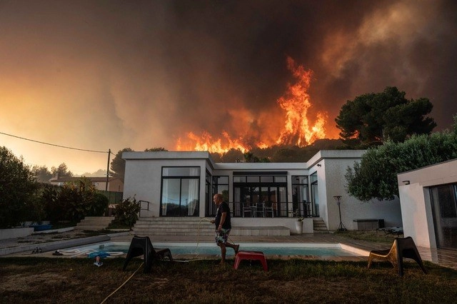 Las llamas se propagaron rápidamente desde una zona de bosque hacia el mar, a ocho kilómetros de distancia, arrasando zonas residenciales y varios campamentos. Foto Afp 