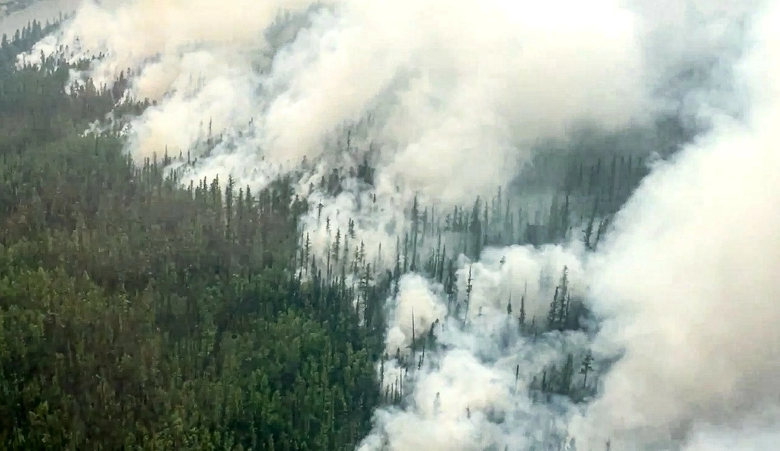 Vista aérea del incendio en la región de Irkustk,  Siberia, donde el fuego ya ha consumido más de 20 mil hectáreas. Foto Ap