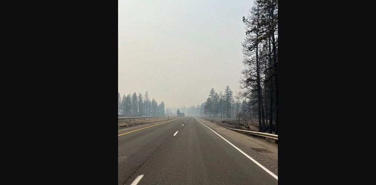 El incendio ardió por el sector sur del pueblo y luego saltó la Carretera Interestatal 90 el viernes en la noche, obligando su clausura. Foto Ap