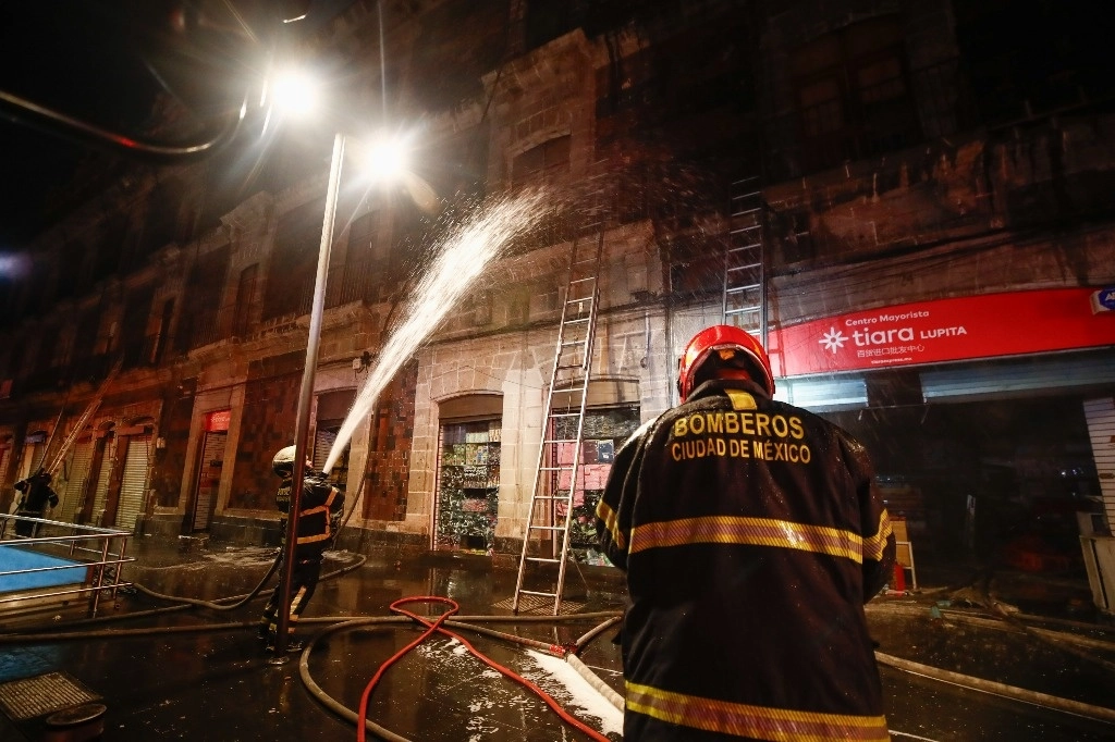 Bomberos de la CDMX combatieron un incendio en República de Argentina y Donceles, en la colonia Centro, el sábado pasado. Foto Víctor Camacho 