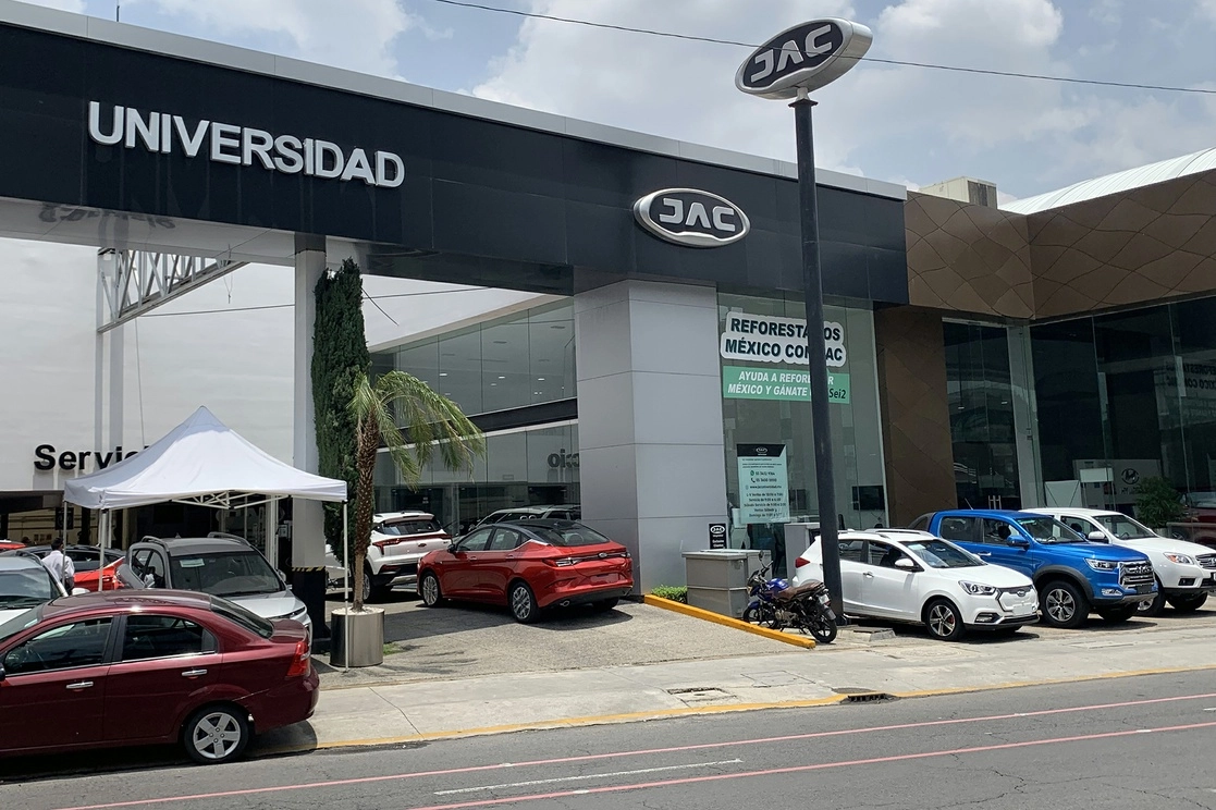Concesionarias de automóviles nuevos en Avenida Universidad, en una imagen del 5 de agosto pasado. Foto José Antonio López

