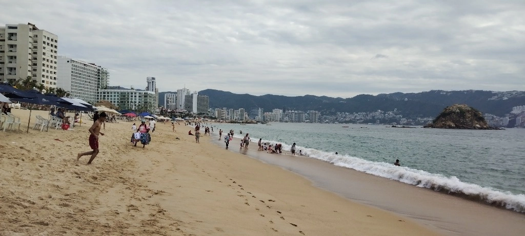 Se registra de forma paulatina un incremento en el arribo de bañistas a playas de Acapulco, aunque comerciantes aseguran que aún no se refleja satisfactoriamente en las ventas. Foto Héctor Briseño