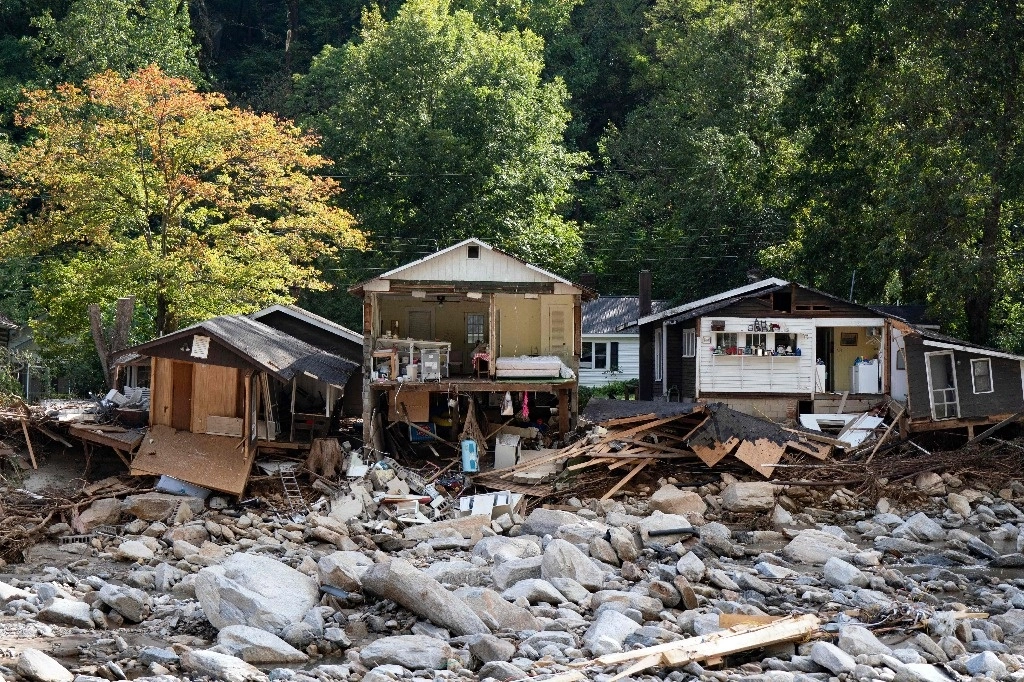 Casas destruidas tras el paso del huracán 'Helene' por Chimney Rock, en Carolina del Norte. Foto Afp 