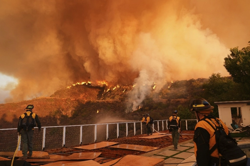 El mayor de los seis focos que aún siguen activos consumió unas 8 mil hectáreas en la costa de Malibú y en el barrio de Pacific Palisades; se pronosticaba el aumento de vientos, lo que dificultaría la labor de los brigadistas. La imagen, en el vecindario de Mandeville Canyon. Foto Ap 