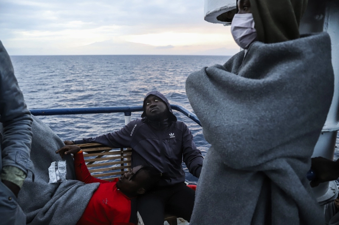 Migrantes en el barco de rescate Sea Watch 3 en aguas italianas del Mediterráneo, cerca de Sicilia, el pasado 22 de octubre. Foto Ap