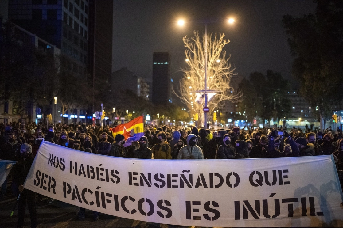 Barcelona fue por sexta noche consecutiva escenario de manifestaciones en rechazo a la condena de nueve meses de prisión al artista catalán. Foto Ap