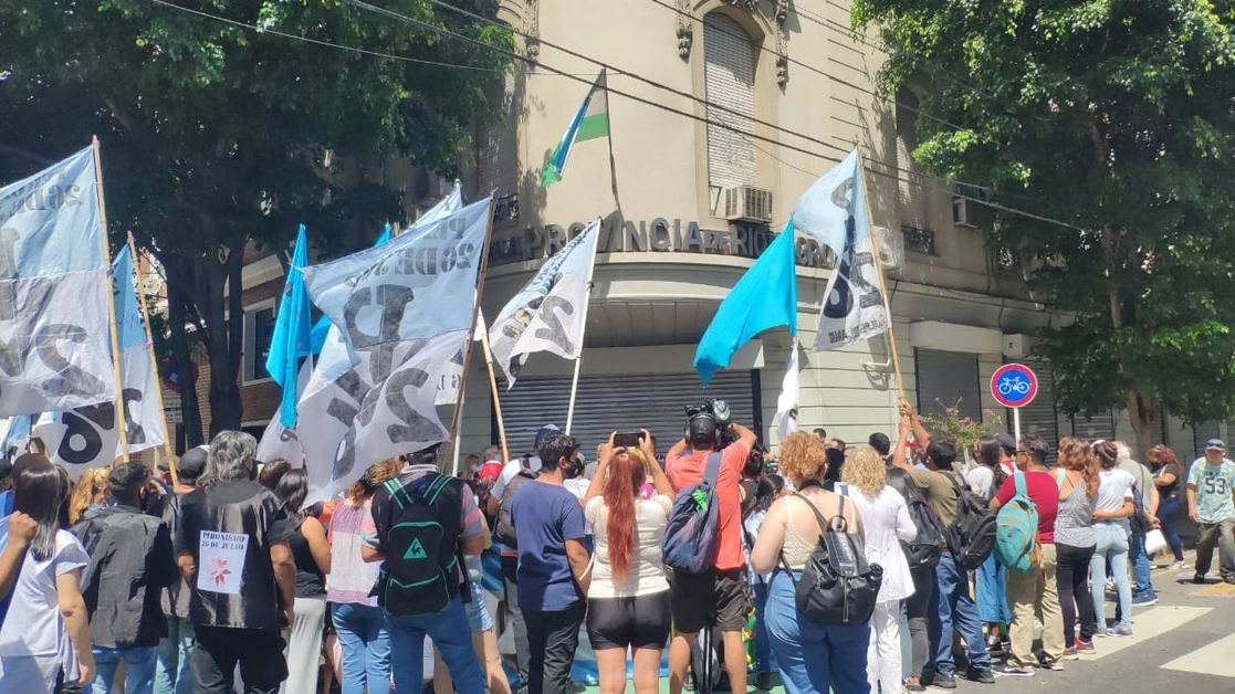 Movilización de organizaciones políticas y sociales por la soberanía del Lago Escondido. Foto tomada de la cuenta de Twitter @FIPCAok 