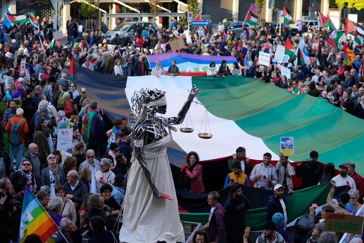 Manifestantes desfilaron por las calles de Udine, Italia, para protestar "contra el genocidio" israelí, el 14 de octubre de 2025. Foto 