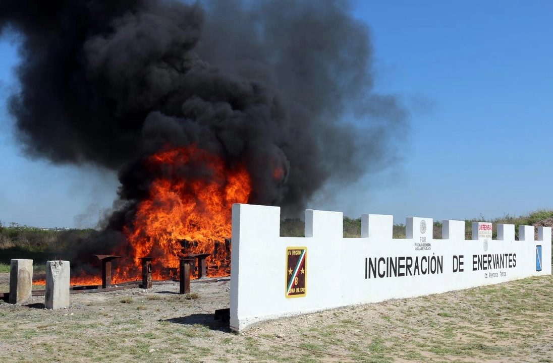 La FGR en coordinación con la Defensa, incineraron casi dos toneladas de drogas, entre ellas metanfetamina y mariguana. Foto 