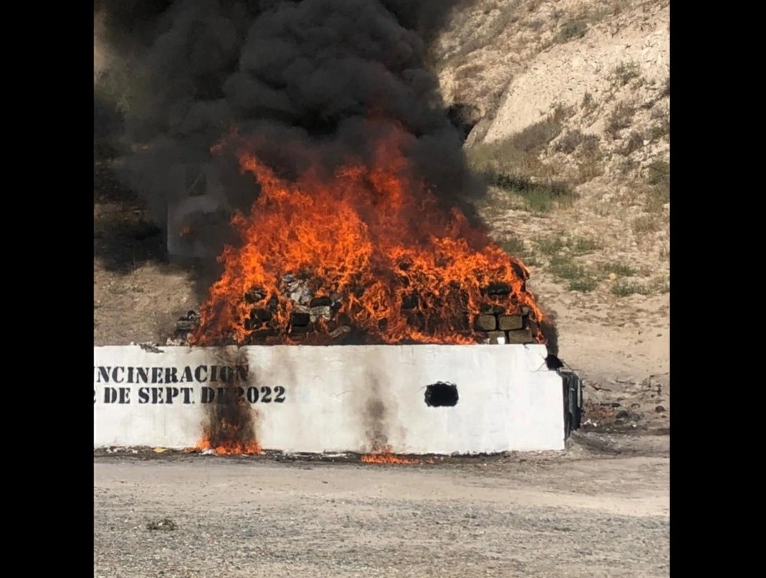 Un total de tres mil 747 kilogramos de drogas fueron incineradas ante la presencia de autoridades militares y de la FGR. Foto tomada del Twitter de @FGRMexico   