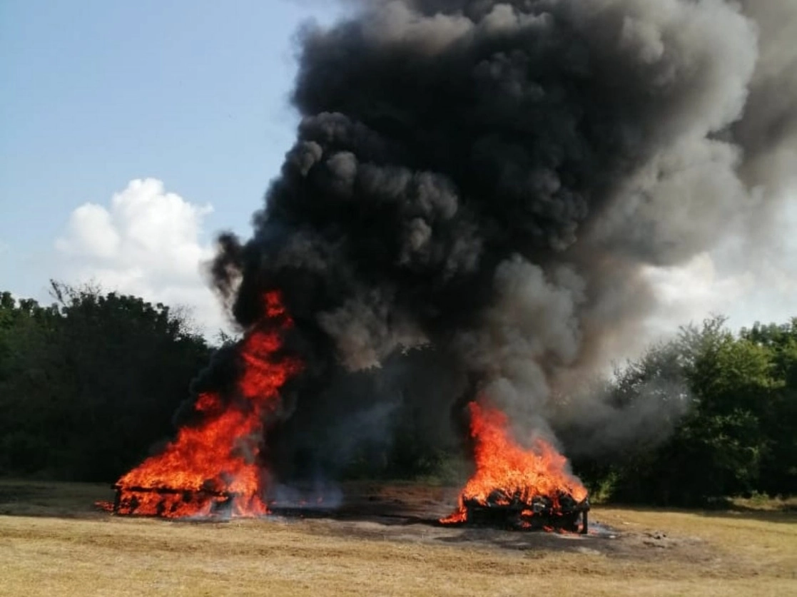 Elementos de la Secretaría de Marina (Semar) y la Fiscalía General de la República (FGR) incineraron más de una tonelada de drogas que fueron asegurados en diversos operativos en el estado de Chiapas. Foto cortesía Semar