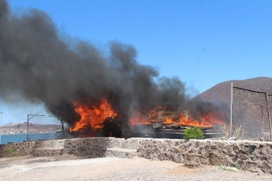 El Ministerio Público Federal supervisó en Sinaloa la incineración de alrededor de cien toneladas y más de 374 mil litros de narcóticos y precursores químicos. Foto cortesía de la FGR