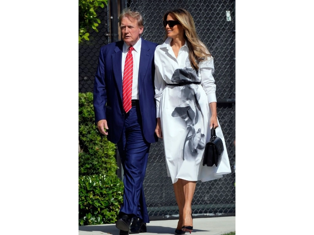 El ex presidente de EU Donald Trump llegó ayer a votar en la elección primaria de Palm Beach, Florida, acompañado de su esposa, Melania. Foto Ap




