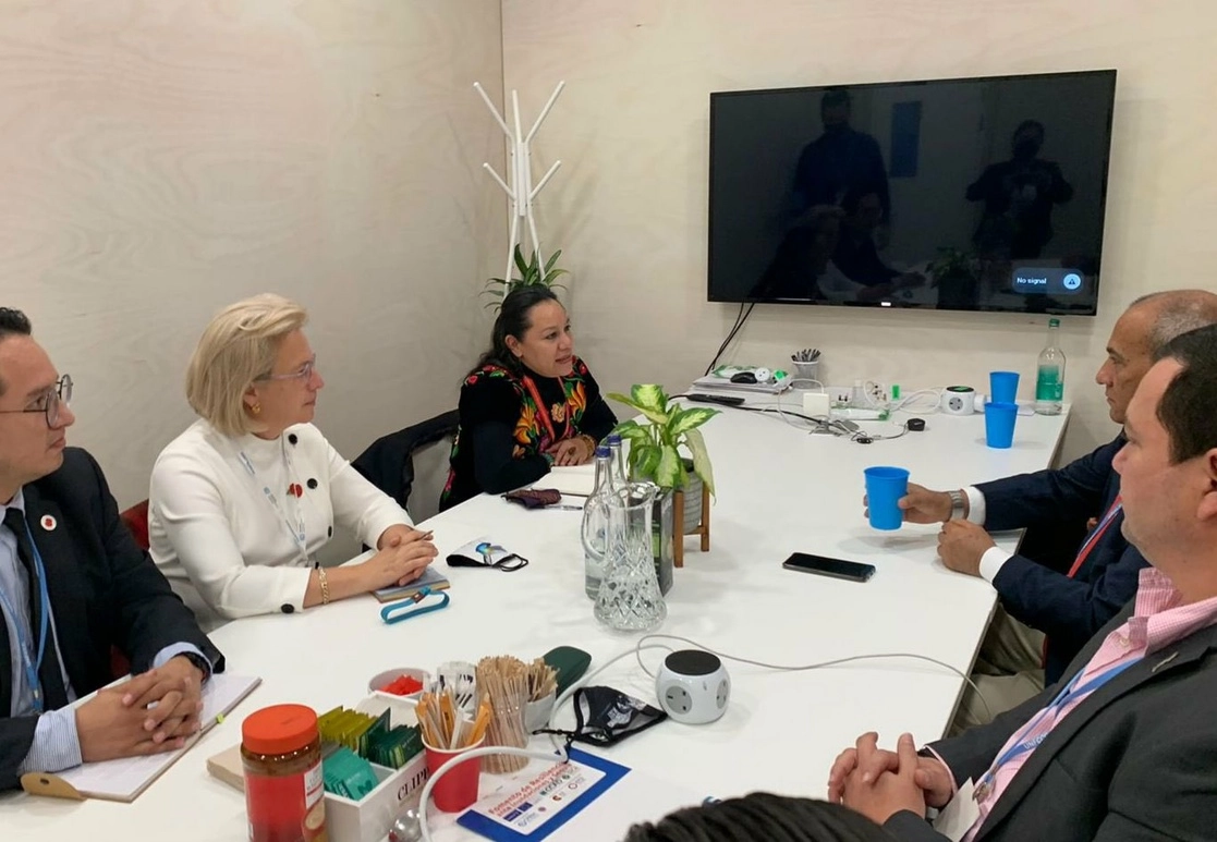 La secretaria del Medio Ambiente, María Luisa Albores, durante su reunión con representantes del gobierno de Panamá en la COP26, el 10 de noviembre de 2021. Foto tomada del Twitter de @Mary_Luisa_AG