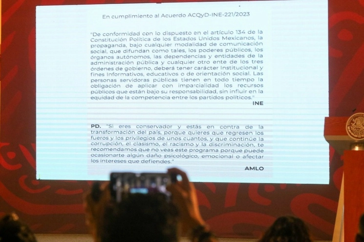 Previo al inicio de la conferencia presidencial matutina del Presidente de México, Andrés Manuel López Obrador, este 25 de septiembre se mostró por primera vez la leyenda con respecto a la propaganda y los servidores públicos. Así como la posdata que el Ejecutivo Federal incluyó la semana pasada. Foto Cuartoscuro